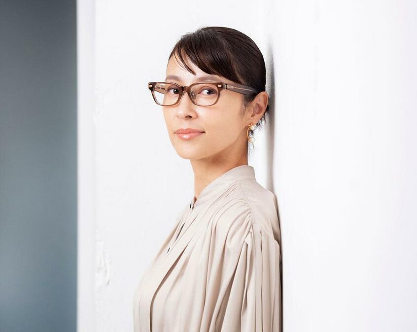 水野美紀(みずのみき)/ 1974年生まれ。三重県出身。2007年に自身が主宰する演劇ユニット「プロペラ犬」を旗揚げ。主な舞台出演作に、ケラリーノ・サンドロヴィッチ脚本・演出「グッドバイ」(読売演劇大賞最優秀作品賞)、栗山民也演出「ヘッダ・ガブラー」、蜷川幸雄演出「コースト・オブ・ユートピア」など。9月に子育てエッセー第2弾『水野美紀の子育て奮闘記 今日もまた余力ゼロで生きてます。』を上梓。(撮影/写真映像部・高野楓菜 ヘアメイク/面下伸一(FACCIA) スタイリスト/山下友子)