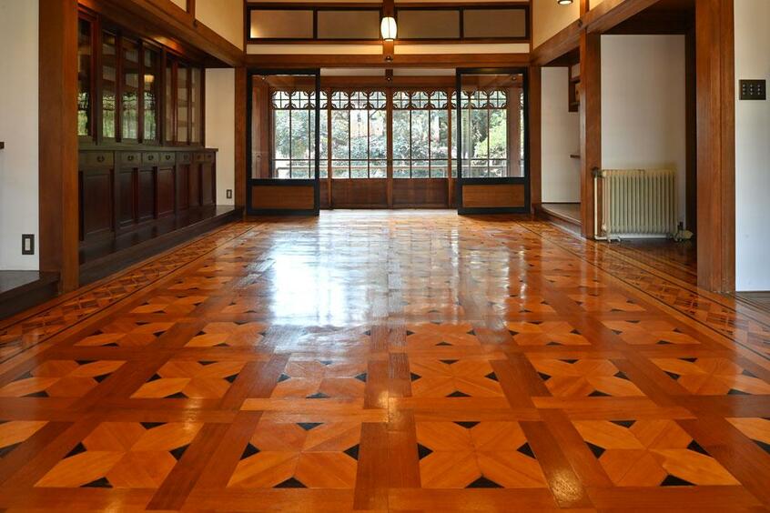 御常御殿2階は和洋が混在の造り。寄木張の床が美しい書斎。手前左の壁の前には蓄音機が置かれていたという (撮影/写真映像部・東川哲也)