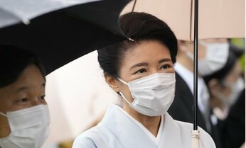 雅子さまの姿勢はなぜ美しいのか 雨の中の佇まいが「感動するほど」マナーのプロ