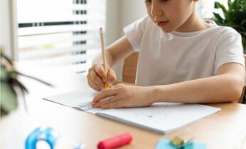 小学生の「夏休みの宿題」が減った理由 宿題もテストも通知表も“全廃”した学校に起きた「変化」
