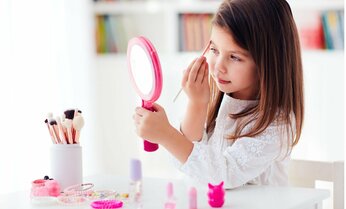 子どもの「メイク」 早く始めすぎると将来の肌のリスクに? 皮膚科医が解説