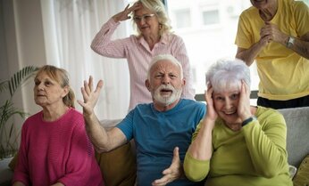 【何様?】記者の前で施設スタッフを電話で呼びつけ……。超高級老人ホームでふんぞり返る老人たちの実態