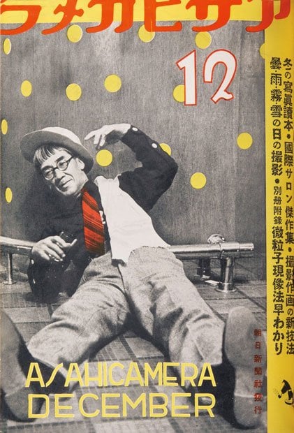 １９３６年１２月号表紙。画家・藤田嗣治が登場。モノクロ写真に色彩を施したモダンな洒落っ気が目を引く。「アサヒカメラ」のロゴは上部が大胆にカットされている