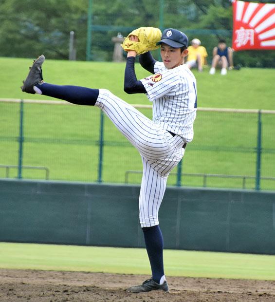 左足を高く上げる大船渡・佐々木朗希の投球フォーム (c)朝日新聞社