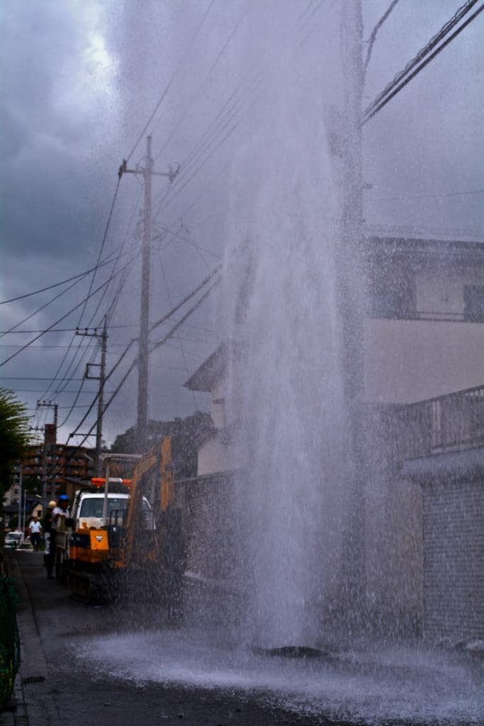 埼玉県飯能市で老朽化した水道管が破損し、噴き上がる水柱が5時間も続いた　（ｃ）朝日新聞社
