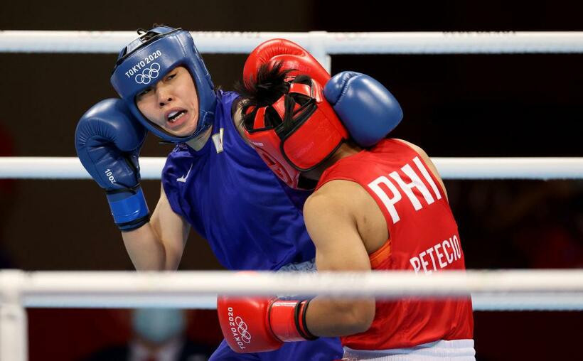 攻める入江聖奈（左）（gettyimages)