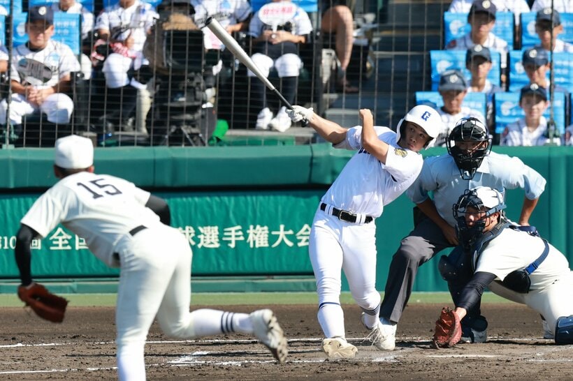 二回裏、県岐阜商・横山は同点の犠飛を放つ（撮影／写真映像部・東川哲也）