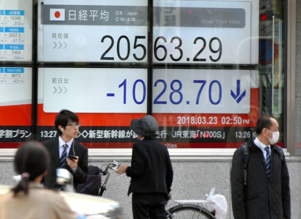 株価ボード。今後、株価と不動産価格の関連性はどうなるか？（ｃ）朝日新聞社