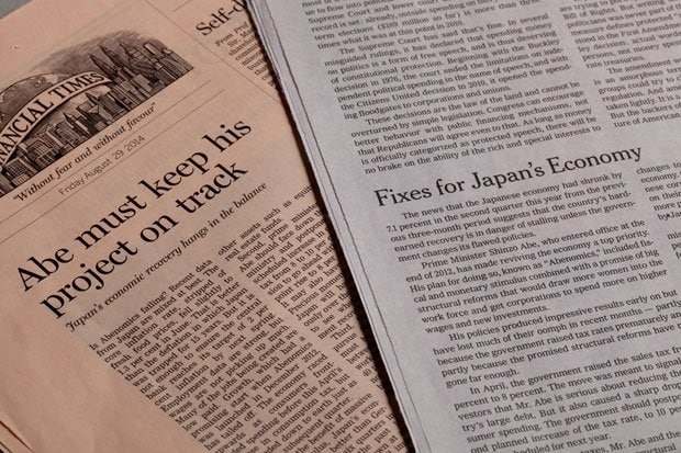米紙ニューヨーク・タイムズ（右）と英経済紙ファイナンシャル・タイムズ（左）は、ともに社説で消費税率再引き上げの延期を主張した（撮影／写真部・加藤夏子）
<br />