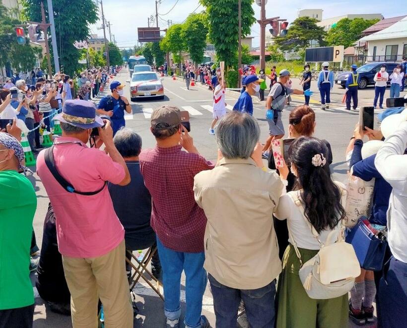 聖火リレーを見ようとたくさんの人が集まった。大会組織委員会は密の定義を「肩が触れ合う程度」とし、悪化した場合はスキップするとしている＝６月６日、山形県米沢市、桐島瞬撮影