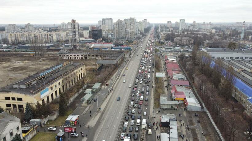 首都キエフ周辺では、脱出しようとする車で激しい渋滞が発生した／2月24日（撮影・Kaoru Ng）