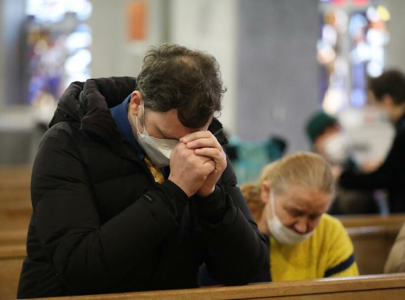 ３月２日、広島で平和を祈る集いに参列し、祈りを捧げるウクライナ出身の男性。数多の情報が飛び交うなか、嘘や憎悪を増幅しないことは大切だ
