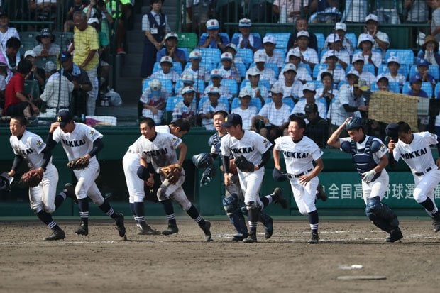 準決勝で秀岳館に勝ち、校歌を歌い終わった後、大西主将（写真左から３番目奥）は三塁側の秀岳館ベンチに向かって一礼した　（ｃ）朝日新聞社