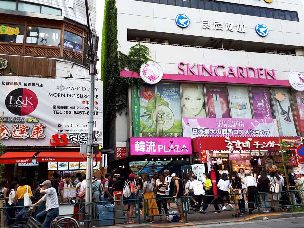 新大久保駅の近くには、韓国料理の店や物販店が立ち並ぶ（撮影／中川透）