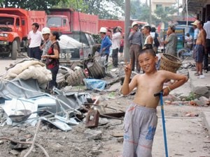 5月12日の地震発生後、中国政府の依頼により、アグネスさんは6月26日～7月3日に現地を訪れた。1カ月以上たつがトラックが行き交い、被災の跡が生々しい。復旧はなかなかすすんでいない