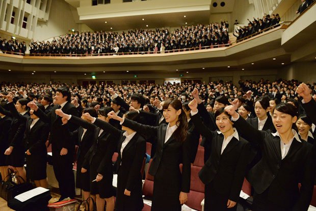 学習院大学の「メンタイ」で、壇上の４年生の「頑張るぞ！」の掛け声のあと「オー！」。３年生が右手の握り拳を強く上げる。２日間にわたり、個人面接、集団面接、グループディスカッションなどの指導を受ける（撮影／関口達朗）
<br />