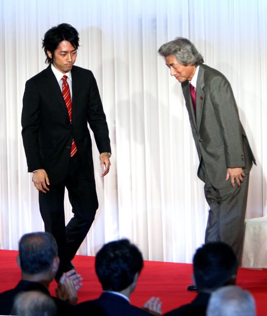 新潟県知事選のカギを握る小泉親子＝2008年撮影　（ｃ）朝日新聞社