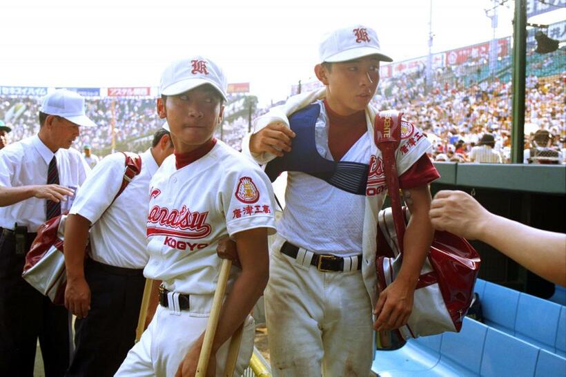試合後、ベンチを引き揚げる唐津工の骨折したエース・江里雅寛選手（左）と外野手で代役投手をつとめた中上大介選手　（ｃ）朝日新聞社