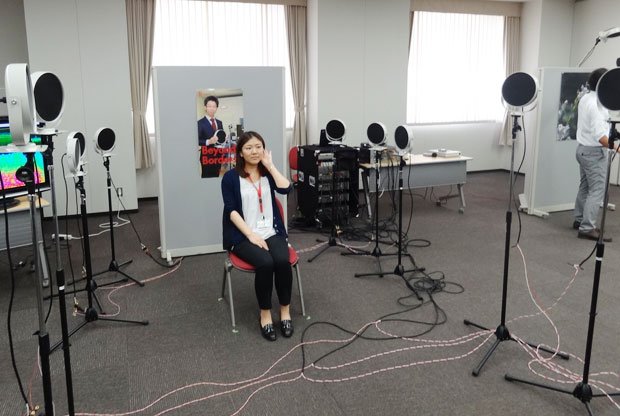 ピンポイントで音が聞こえる音響技術を体験する様子（写真：立命館大提供）