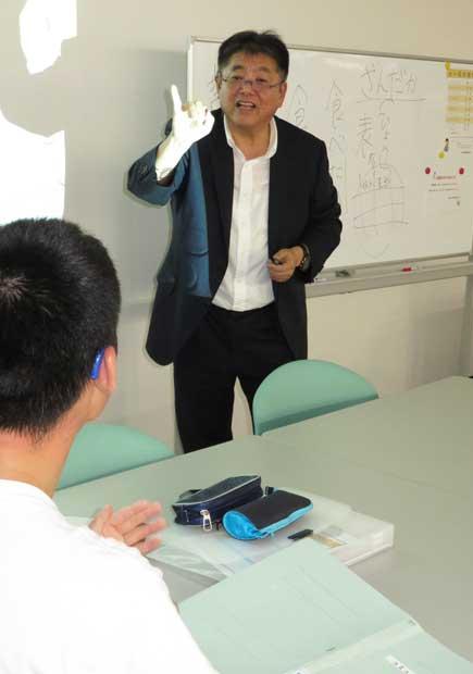 ろう教育の第一人者、前田浩さん（中央）が、自らの知識と経験を注ぎ込む就労移行支援事業。調理実習などバラエティーに富んでいる（撮影／編集部・大平誠）