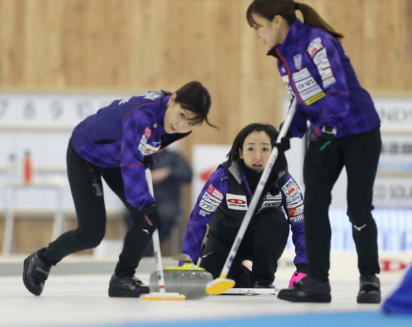 カーリング女子日本代表決定戦第5戦の第1エンド、ストーンを投じるロコ・ソラーレの藤沢五月(中央)(代表撮影)