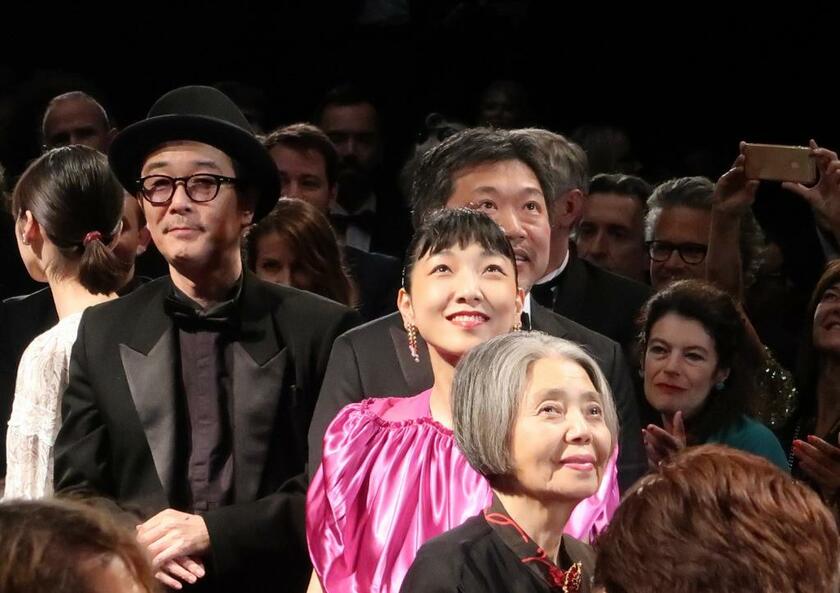 左から、カンヌ国際映画祭で最高賞を受賞した是枝監督と樹木希林ら出演者（写真はイメージです）　（ｃ）朝日新聞社