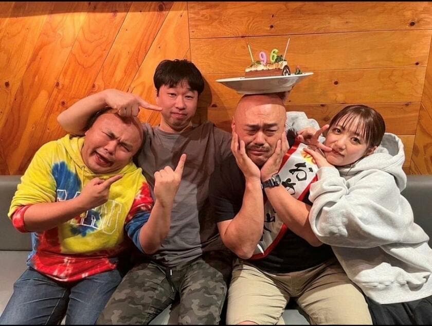 （右から）高橋みなみさん、クロちゃん、サンミュージックマネジャー・オオゼキさん、お笑いコンビ・ワンワンニャンニャンの菊池さん。クロちゃんが「自慢の友達」だと語る3人。「クロちゃん三銃士」と名付けているらしい（撮影／小黒冴夏）