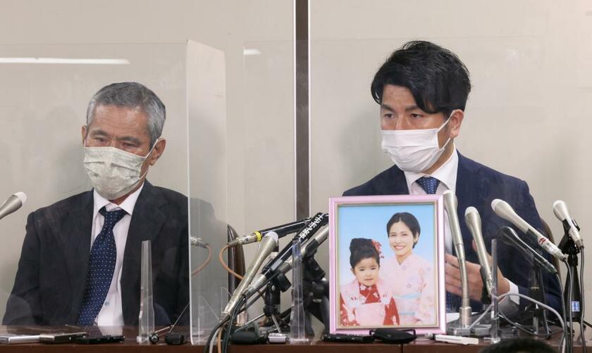 判決の後、妻子の遺影とともに会見する松永拓也さん（35、右）と、亡くなった真菜さんの父・上原義教さん（64）　（ｃ）朝日新聞社