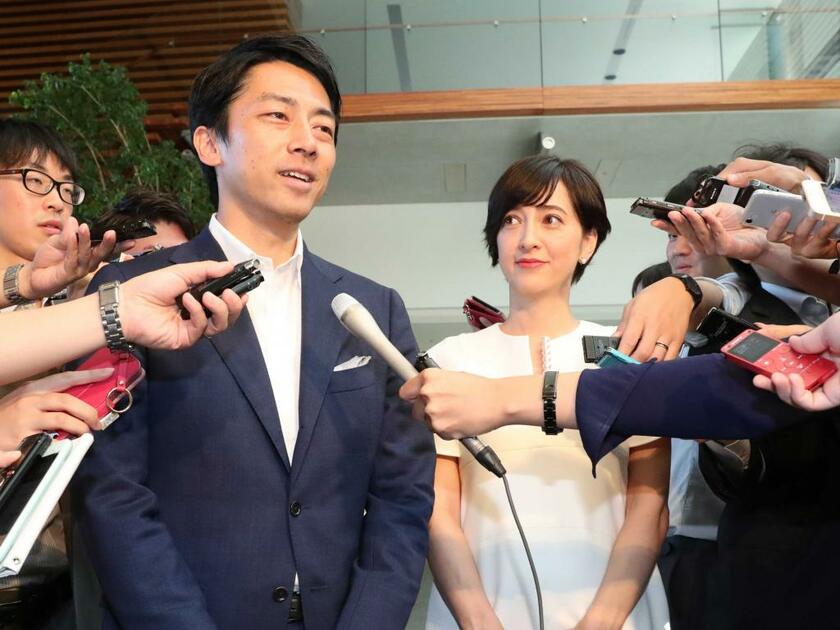 首相官邸で結婚を発表した小泉進次郎衆院議員と滝川クリステルさん＝８月７日　（ｃ）朝日新聞社