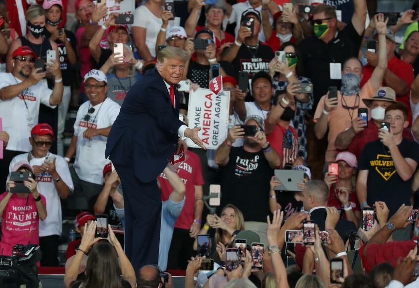 新型コロナから回復後、大規模な選挙集会を再開したトランプ氏/10月12日、フロリダ州サンフォード(写真:Joe Raedle/gettyimages)