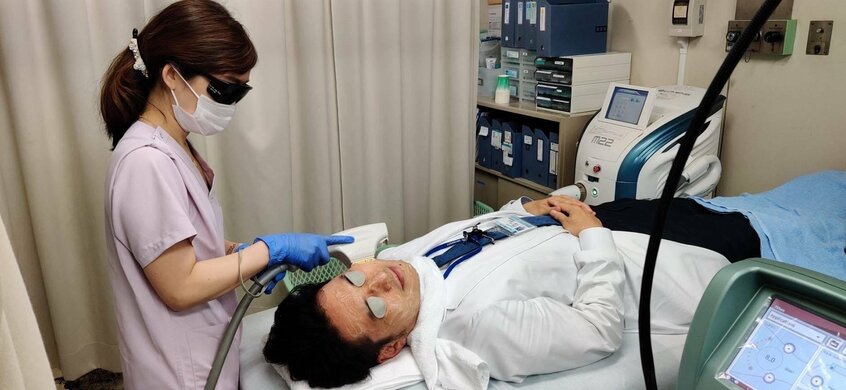 大塚篤司医師がIPLを受けている様子(大塚医師提供)