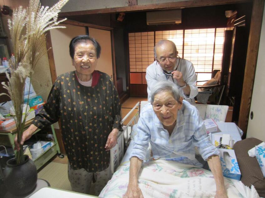 在宅医療も支える徳永さん。こまめに往診へ (野の花診療所提供)