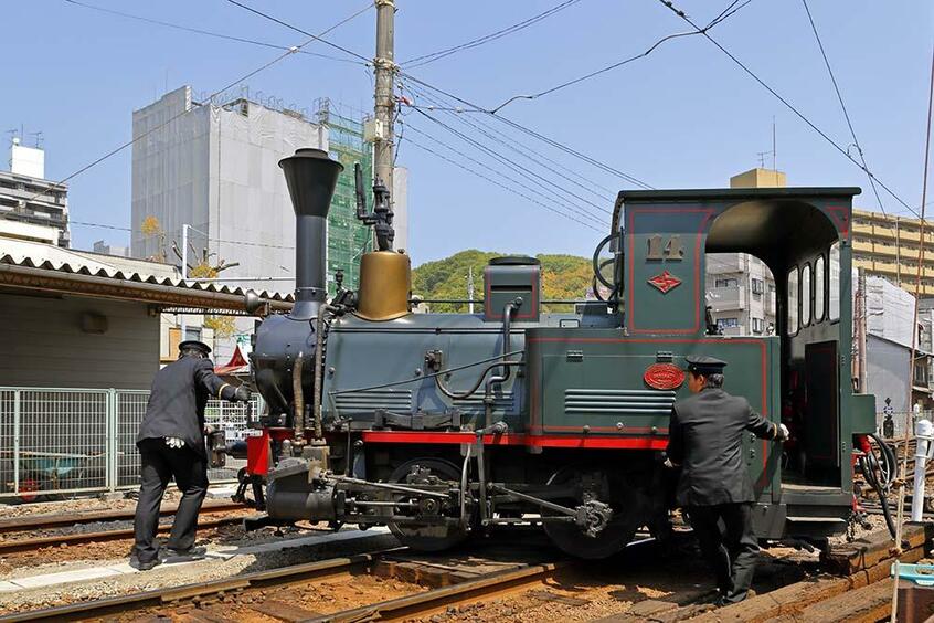 道後温泉で転向中のD2型14号機。車体下部の油圧ジャッキで車体を押し上げて、人力で転向するシーンは一見に値する。(撮影/諸河久:2019年4月20日)