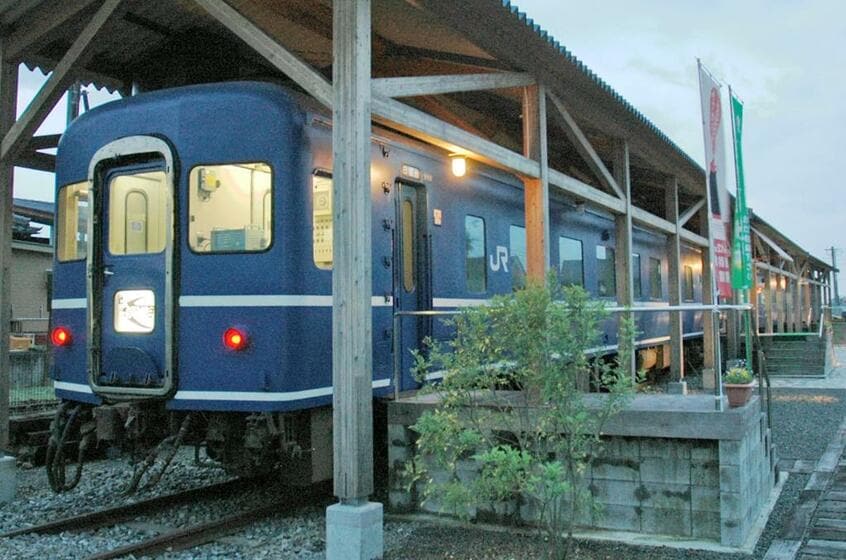 くま川鉄道の多良木駅構内にある「ブルートレインたらぎ」。寝台特急「はやぶさ」で使用された14系客車に宿泊できる(C)朝日新聞社