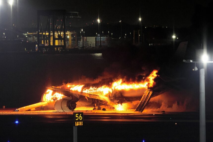 1月2日、東京・羽田空港の滑走路で海上保安庁の航空機と衝突して炎上する日本航空の航空機