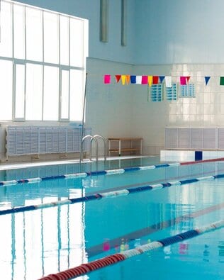 小学校のプール授業、“民間に委託すべき”と現役教師が考える2つの理由　「年に1回しか入れなかったことも」