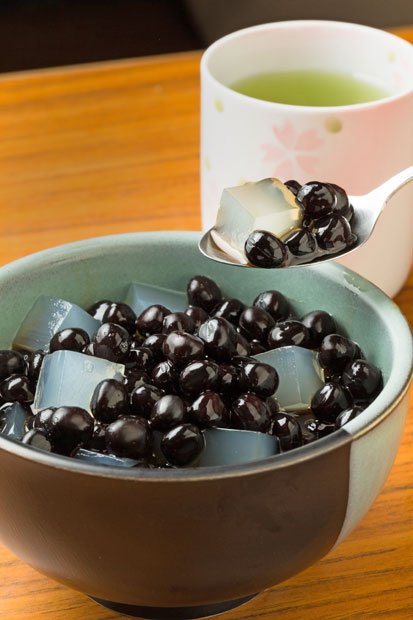 豆かんてん豆と寒天の上から黒蜜をかけるだけの「豆かん」(470円)。いたってシンプルだが、非常に手が込んでいる。北海道産の赤えんどう豆をじっくり丁寧に、5時間かけて煮込んで作る。煮込みすぎてつぶれない程度に、いかにやわらかく仕上げるかが熟練の技。みつ豆470円、あんみつ570円。持ち帰り用豆かん470円も人気。税込み(撮影/写真部・大野洋介)