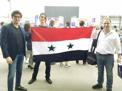 試合前にシリア国旗を掲げた在日シリア人サポーター(撮影/大塚淳史)