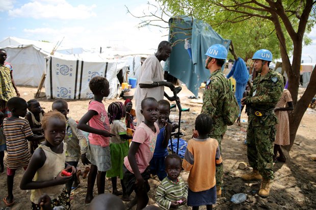 ２０１４年、南スーダンの避難民居住区で、生活状況を尋ねる自衛隊員　（ｃ）朝日新聞社