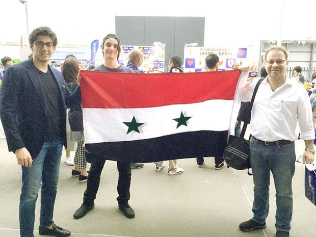 試合前にシリア国旗を掲げた在日シリア人サポーター（撮影／大塚淳史）
