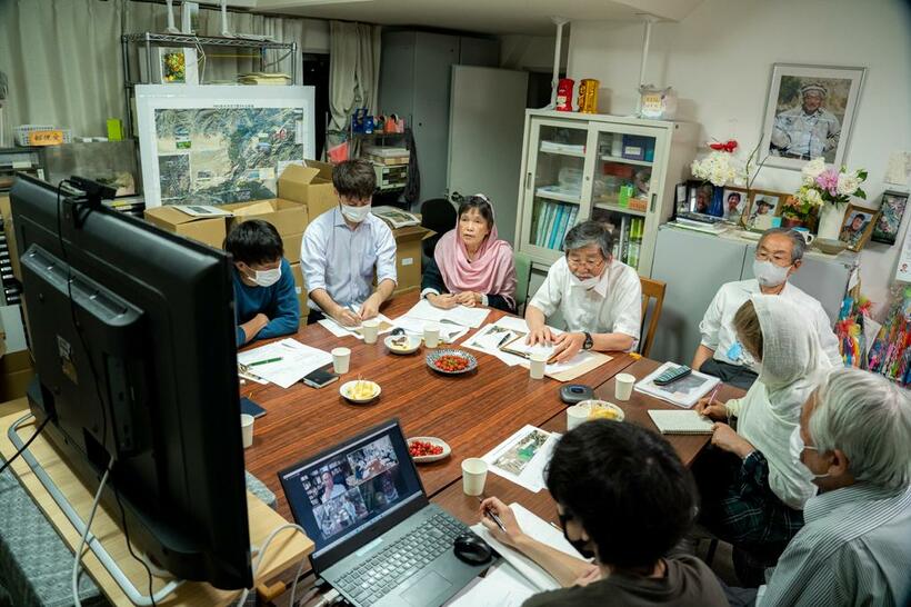 福岡のペシャワール会事務所で、アフガニスタンのＰＭＳ現地職員たちとオンラインのミーティング。出納のチェックは厳密だ。会計システムは日本人ワーカーが構築したものが継承され、徹底的に透明化が図られている（写真＝江藤大作）