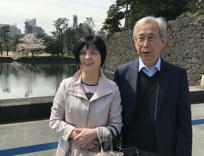 皇居乾通り一般公開に出かけたときの篠崎一雄・和子夫妻=2019年4月5日