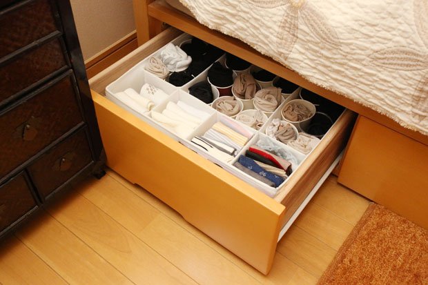 ごちゃごちゃしがちなストッキング類は紙コップに入れて収納。全体量が一目瞭然だ（撮影／倉田貴志）