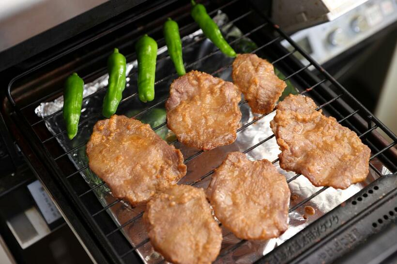 片面焼きグリルの場合は途中で裏返し、焦げないように火加減に注意して焼く。（撮影／写真映像部・松永卓也）