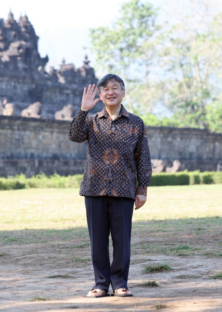 世界遺産のボロブドゥール遺跡を見学し、報道陣に手を振る天皇陛下＝6月22日、インドネシア・ジョクジャカルタ郊外