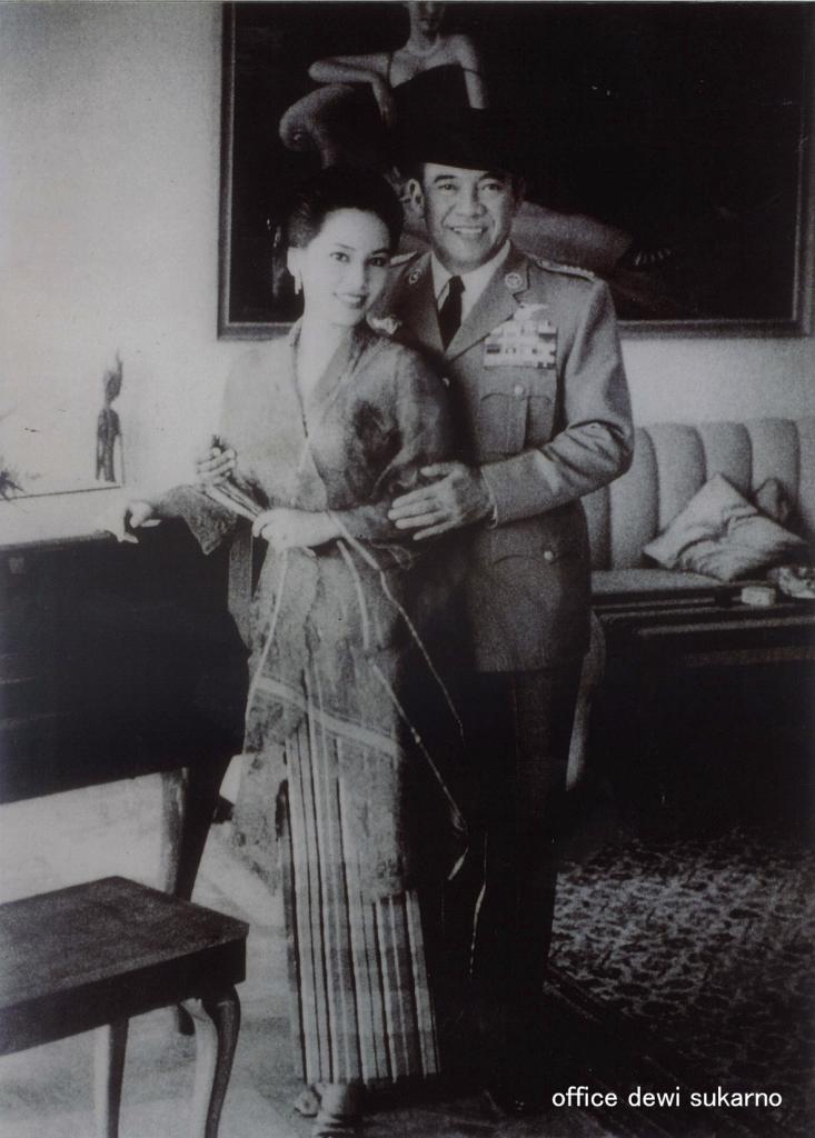 1964年、インドネシア・ヤソオ宮殿にて当時のスカルノ大統領と並ぶデヴィ夫人＝『選ばれる女になりなさい　デヴィ夫人の婚活論』（講談社刊）より