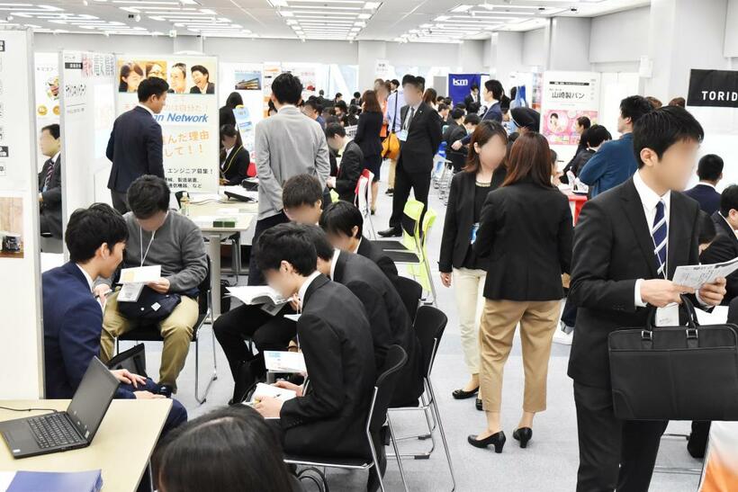 すてきなパートナーと結婚しているはず。学生生活を謳歌して希望する会社に就職するはず。思い描いた希望は果たして──　（ｃ）朝日新聞社