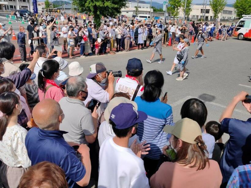 聖火リレーのゴール地点には大勢の人が押し寄せた＝６月６日、山形県米沢市、桐島瞬撮影