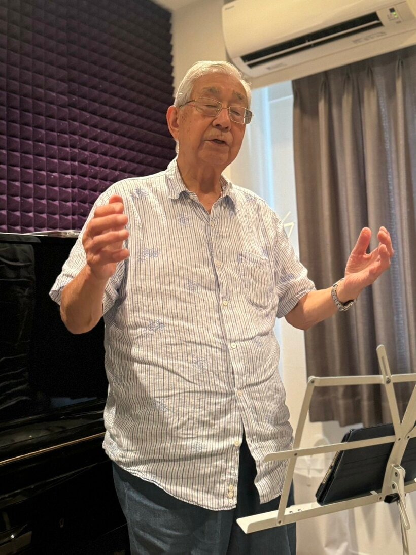 初めてのコンサートに向けて、都内の事務所で練習に励む高嶋弘之さん（本人提供）