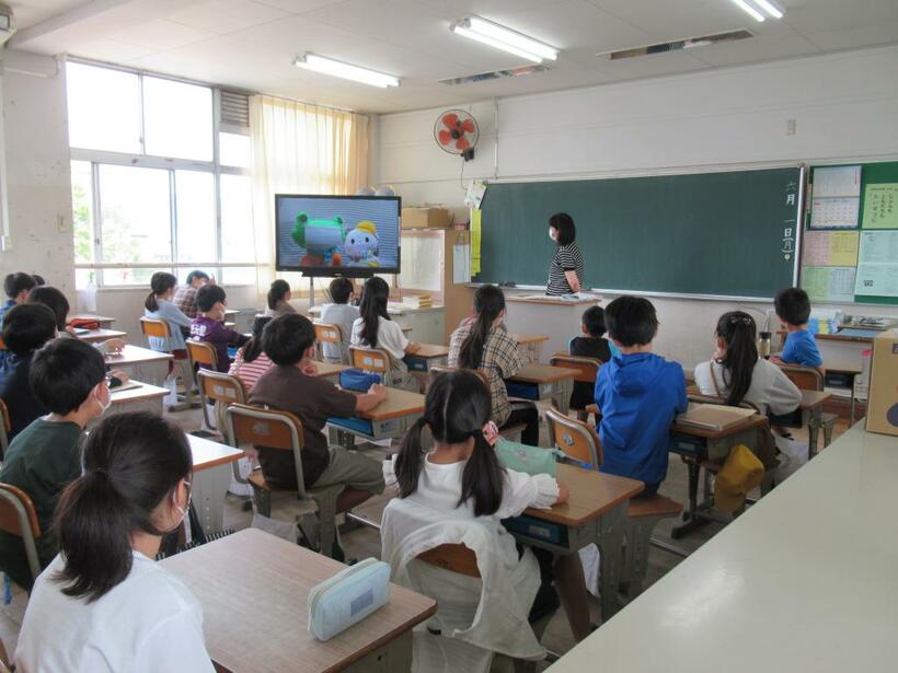 教員が手づくりした人形劇動画で、新型コロナによるいじめや差別について学ぶ、老上小学校（滋賀県草津市）の児童たち（写真：老上小学校提供）